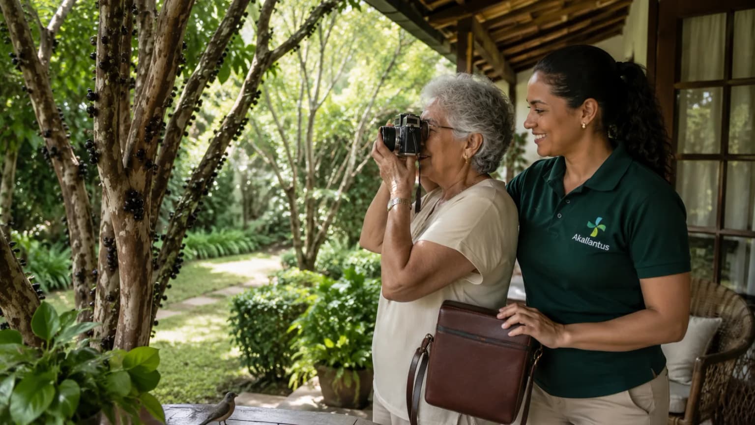 Cuidadora da Akallantus acompanha uma senhora idosa fotografando plantas em um jardim arborizado em Campinas.