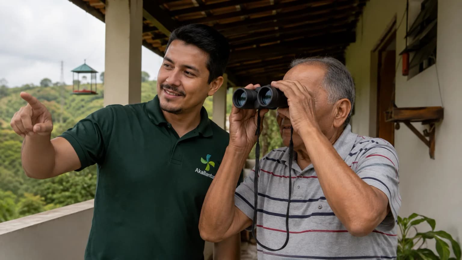 Cuidador da Akallantus observa pássaros com um senhor idoso, que usa binóculos, na varanda de uma casa em Mauá.