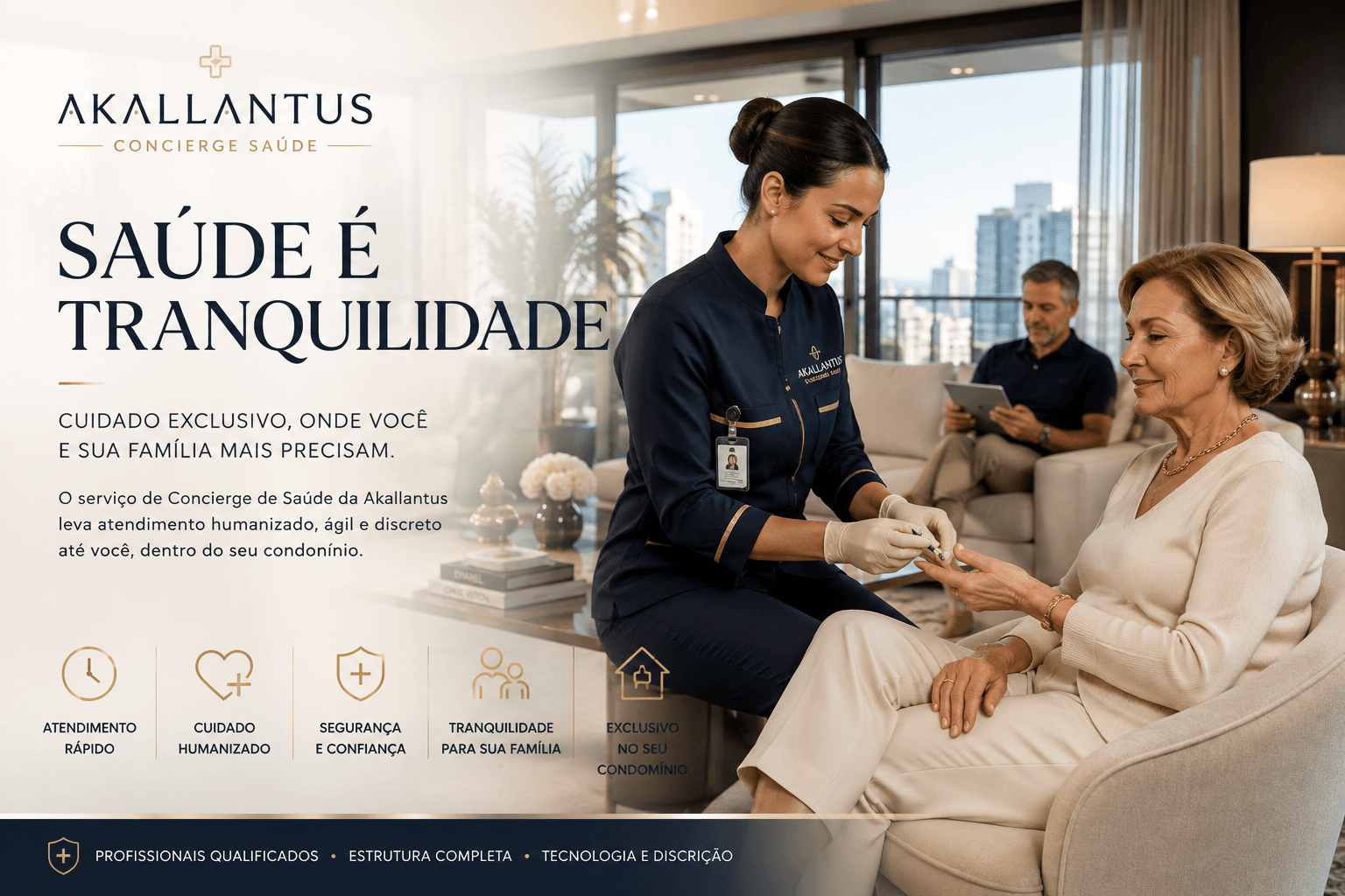 Profissional de saúde da Akallantus, de uniforme, realizando um cuidado pontual em uma senhora idosa na sala de um apartamento de alto padrão, com um familiar ao fundo — transmitindo atendimento humanizado, discrição e tranquilidade.